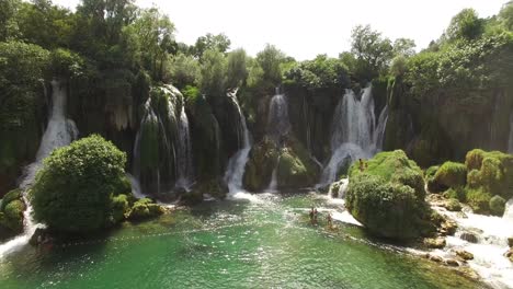 Los-Turistas-Nadan-En-El-Río-Trebizat-Cerca-De-La-Cascada-Kravica-En-Mostar-Bosnia