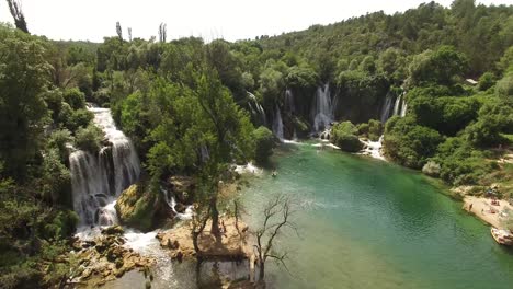 Eine-Luftaufnahme-Zeigt-Touristen,-Die-Am-Trebizat-Fluss-In-Mostar-Bosnien-Schwimmen-Und-Boot-Fahren