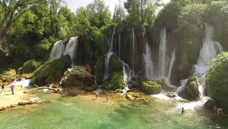 Los-Turistas-Disfrutan-Del-Río-Trebizat-Y-La-Cascada-Kravica-En-Mostar-Bosnia