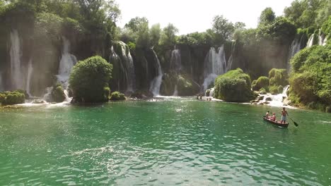 Touristen-Genießen-Das-Schwimmen-Und-Bootfahren-Am-Trebizat-Fluss-In-Der-Nähe-Des-Kravica-Wasserfalls-In-Mostar-Bosnien?