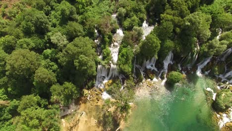 Eine-Luftaufnahme-Zeigt-Die-Kravica-Wasserfälle-In-Mostar-Bosnien