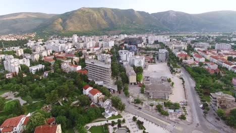 Una-Vista-Aérea-Muestra-La-Ciudad-De-Mostar-Bosnia