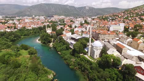 Una-Vista-Aérea-Muestra-El-Río-Neretva-Pasando-Por-Mostar-Bosnia