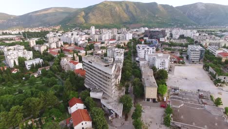Eine-Luftaufnahme-Zeigt-Die-Ansicht-Von-Mostar-Von-Einem-Scharfschützenturm