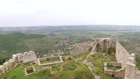 Eine-Luftaufnahme-Zeigt-Die-Festung-Blagaj-Und-Das-Dorf,-Das-Sie-In-Mostar-Bosnien-überblickt