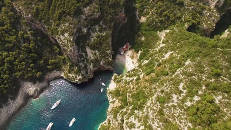 Eine-Vogelperspektive-Zeigt-Boote,-Die-In-Der-Nähe-Des-Strandes-Von-Stiniva-In-Vis-Kroatien-Verankert-Sind