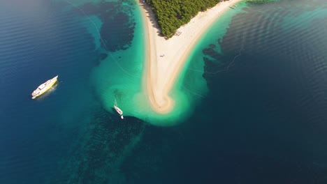 Eine-Vogelperspektive-Zeigt-Boote,-Die-Am-Strand-Von-Zlatni-Rat-Auf-Der-Insel-Brac,-Kroatien,-Verankert-Sind-1-Anchor
