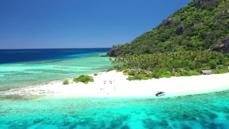 Touristen-Genießen-Den-Strand-Und-Boote-Werden-In-Der-Nähe-Der-Insel-Monuriki-Fidschi-Vor-Anker-Gesehen
