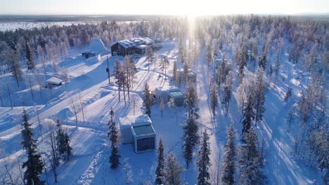 Eine-Luftaufnahme-Zeigt-Bäume-Und-Quartiere-Der-Schneebedeckten-Nordlichtranch-In-Kongas-Finnland
