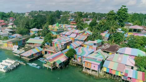 Una-Vista-Aérea-Muestra-Los-Coloridos-Edificios-Y-Barcos-De-Rainbow-Village-En-Las-Islas-Kai,-Indonesia.