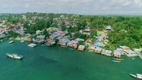 Una-Vista-Aérea-Muestra-Los-Coloridos-Edificios-Y-Barcos-De-Rainbow-Village-En-Las-Islas-Kai,-Indonesia-1