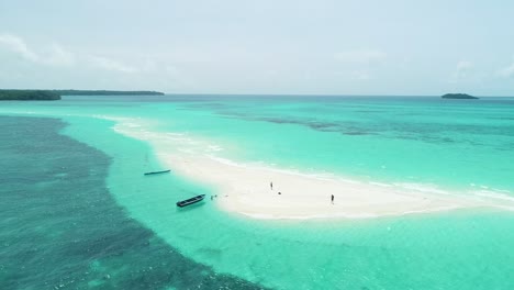 Eine-Luftaufnahme-Zeigt-Boote-Und-Touristen,-Die-Schlangeninsel-Indonesien-Genießen