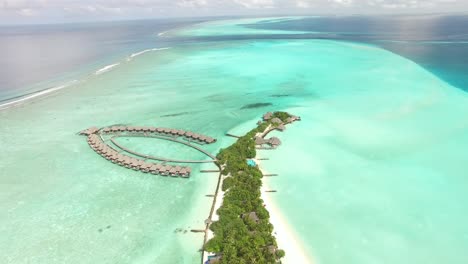 Eine-Luftaufnahme-Zeigt-Unterkünfte-In-Einem-Inselresort-Auf-Den-Malediven