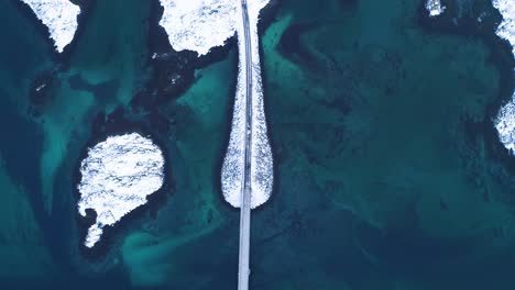Eine-Vogelperspektive-Zeigt-Autos,-Die-Im-Winter-über-Brücken-Fahren,-Die-Die-Lofoten-In-Norwegen-Verbinden