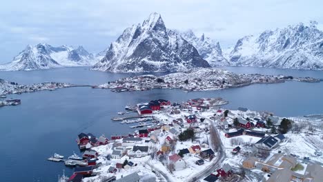 Eine-Luftaufnahme-Zeigt-Wohnungen-Auf-Den-Winterlichen-Lofoten-inseln-Norwegen