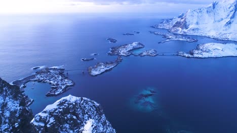 Eine-Luftaufnahme-Zeigt-Schneebedeckte-Berge-Und-Brücken-Auf-Den-Lofoten-Norwegen