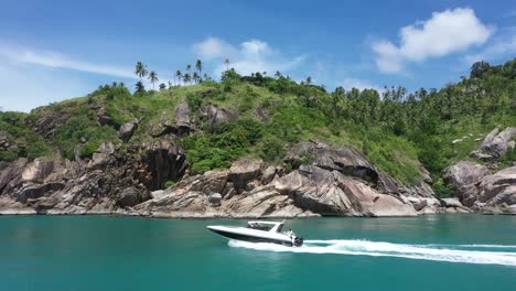 Tourists-Drive-A-Motorboat-Off-The-Koh-Phangan-Islands-In-Thailand