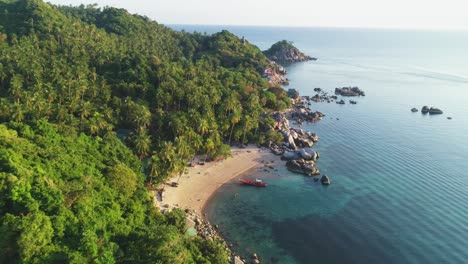 Eine-Luftaufnahme-Zeigt-Touristen,-Die-Schwimmen-Und-Schaukeln-Am-Strand-Von-Ko-Tao-Thailand