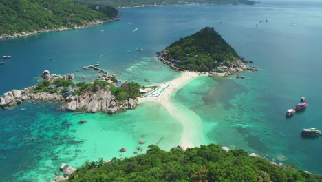 Eine-Luftaufnahme-Zeigt-Touristen,-Die-Auf-Ko-Tao-Thailand-An-Einem-Strand-Entlang-Gehen