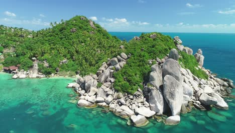 Eine-Luftaufnahme-Zeigt-Palmen,-Die-Zwischen-Felsen-Auf-Ko-Thao-Thailand-Wachsen