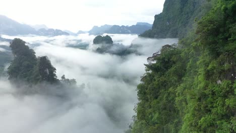 Neblige-Grüne-Berge-Sind-In-Thailand-Zu-Sehen-2