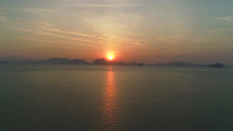 Die-Sonne-Geht-über-Einer-Bergkette-Und-Einem-Weitläufigen-Gewässer-In-Thailand-Unter-1