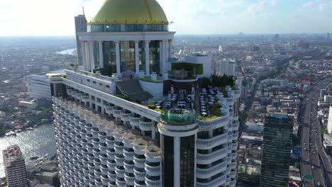 Touristen-Werden-An-Der-Sky-Bar-Auf-Dem-State-Tower-In-Bangkok,-Thailand,-Gesehen