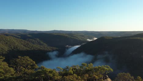 Eine-Ausgezeichnete-Luftaufnahme-Der-Nebligen-Blauen-Berge-In-New-South-Wales,-Australien