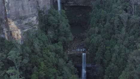 Eine-Ausgezeichnete-Nahaufnahme-Aus-Der-Luft-Zeigt-Die-Wasserfälle-Von-Belmore-In-New-South-Wales,-Australien