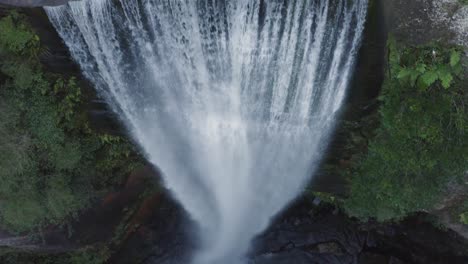 Eine-Ausgezeichnete-Luftaufnahme-Reist-Die-Belmore-Falls-In-New-South-Wales,-Australien,-Hinunter
