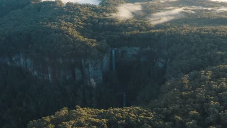 Eine-Ausgezeichnete-Luftaufnahme-Aus-Der-Ferne-Zeigt-Die-Belmore-Falls-In-New-South-Wales,-Australien