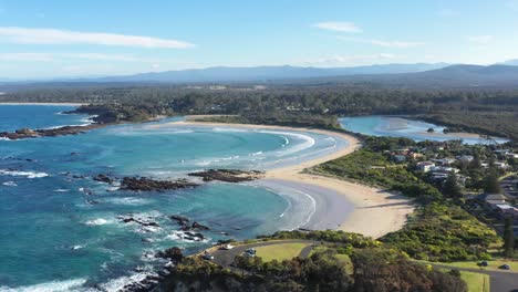 Eine-Ausgezeichnete-Luftaufnahme-Der-Wellen,-Die-An-Den-Stränden-Von-Tomakin-New-South-Wales-Australien-Plätschern