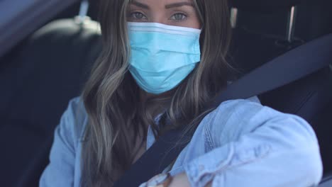Eine-Geräumte-Frau-Mit-Maske-Zeigt-Während-Der-Covid19-Coronavirus-Pandemie-Epidemie-Bei-Einer-Fahrt-Durch-Die-Testklinik-Einen-Ausweis