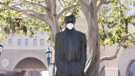 Eine-Statue-In-Einem-Park-Trägt-Während-Der-Covid19-Coronavirus-Pandemie-Epidemie-Eine-Covid19-Maske