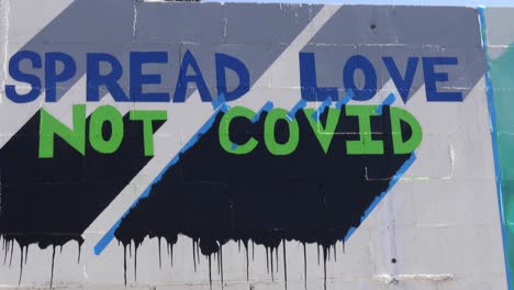 Straßenkunst-Fordert-Die-Menschen-Auf,-Während-Der-COVID19-Coronavirus-Pandemie-Epidemie-Liebe-Zu-Verbreiten,-Die-Nicht-Covid-Ist