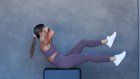 Eine-Frau-Trainiert-In-Einem-Fitnessstudio-Und-Macht-Beinheben-Übungen-Workout-Aerobic