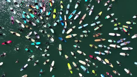 Vista-Aérea-over-surfers-in-circle-during-BLM-Black-Lives-Matter-Paddle-For-Freedom-gathering-in-California-7