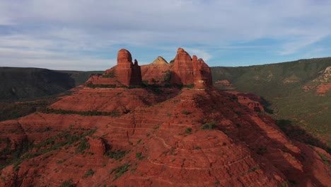 Schöne-Luftaufnahme-Der-Berge-Und-Kuppen-Von-Sedona-Arizona