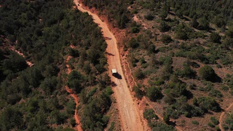 Antenne-über-Jeep-Fahren-Durch-Das-Zerklüftete-Hinterland-Auf-Feldwegen-In-Der-Nähe-Von-Sedona-Arizona