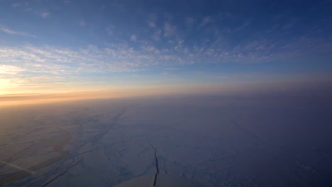 Pov-Aufnahme-Von-Der-Vorderseite-Eines-Flugzeugs,-Das-über-Die-Gefrorene-Arktische-Tundra-Fliegt