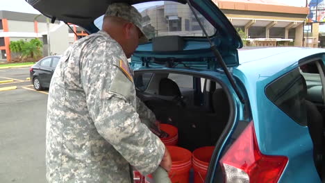 La-Guardia-Nacional-De-Estados-Unidos-Entrega-Agua-Y-Suministros-De-Socorro-A-Las-Víctimas-Del-Huracán-María-En-Puerto-Rico-2