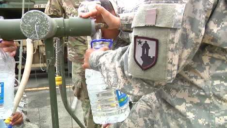 La-Guardia-Nacional-De-Estados-Unidos-Entrega-Agua-Y-Suministros-De-Socorro-A-Las-Víctimas-Del-Huracán-María-En-Puerto-Rico.