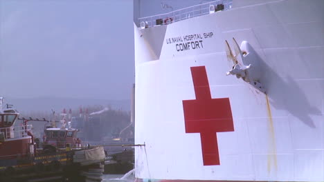 Us-Red-Cross-Navy-Ship-Comfort-Docks-In-San-Juan-Puerto-Rico-Während-Der-Nothilfemaßnahmen-Von-Hurrikan-Maria