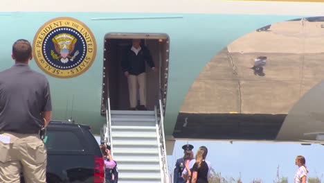 Präsident-Trump-Und-First-Lady-Besuchen-Puerto-Rico-Nach-Der-Zerstörung-Durch-Den-Hurrikan-Maria-1