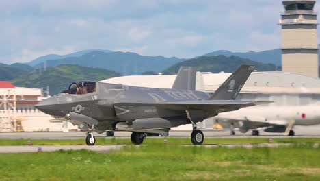 F35B-Lightning-II-Flugzeuge-Bereiten-Sich-Als-Reaktion-Auf-Einen-Raketenstart-In-Nordkorea-Auf-Den-Start-Von-Einer-Landebahn-In-Japan-Vor