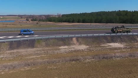 Un-Convoy-De-La-Otan-Dirigido-Por-Tanques-Estadounidenses-Se-Mueve-A-Lo-Largo-De-Una-Carretera-Europea