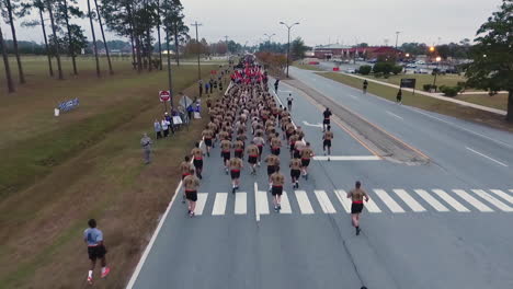 Antena-Sobre-Reclutas-Del-Ejército-Estadounidense-Trotando-Por-Una-Carretera-Durante-El-Entrenamiento-Básico-2