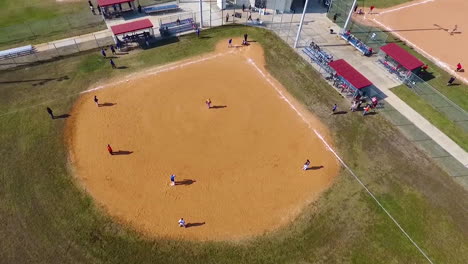 Antenne-über-Ein-Baseballspiel-Auf-Einem-Lokalen-Feld