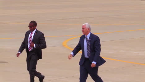 El-Vicepresidente-Mike-Pence-Cruza-La-Pista-De-Un-Aeropuerto-Saludando-A-Sus-Seguidores.