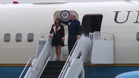 El-Vicepresidente-Mike-Pence-Emerge-De-Air-Force-Two-Con-Su-Esposa-Y-Saluda-A-La-Multitud.